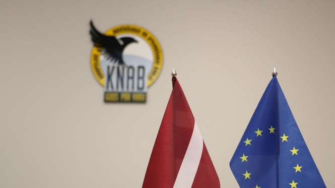 Attēlā redzams Latvijas karogs, Eiropas Savienības karogs un KNAB logo