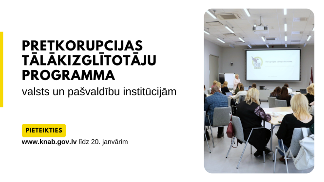 Pretkorupcijas tālākizglītotāju programmas vizuālais materiāls: mācību telpā KNAB pārstāve vada lekciju valsts un pašvaldību institūciju darbiniekiem, kuri sēž pie galdiem un klausās prezentāciju.