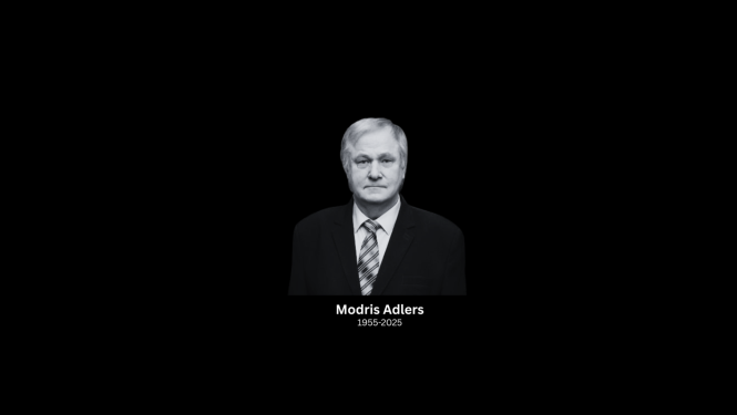 Melnbalta piemiņas bilde: centrā vecāka gada gājuma vīrietis uzvalkā ar kaklasaiti uz melna fona, apakšā teksts “Modris Adlers” un “1955–2025”.