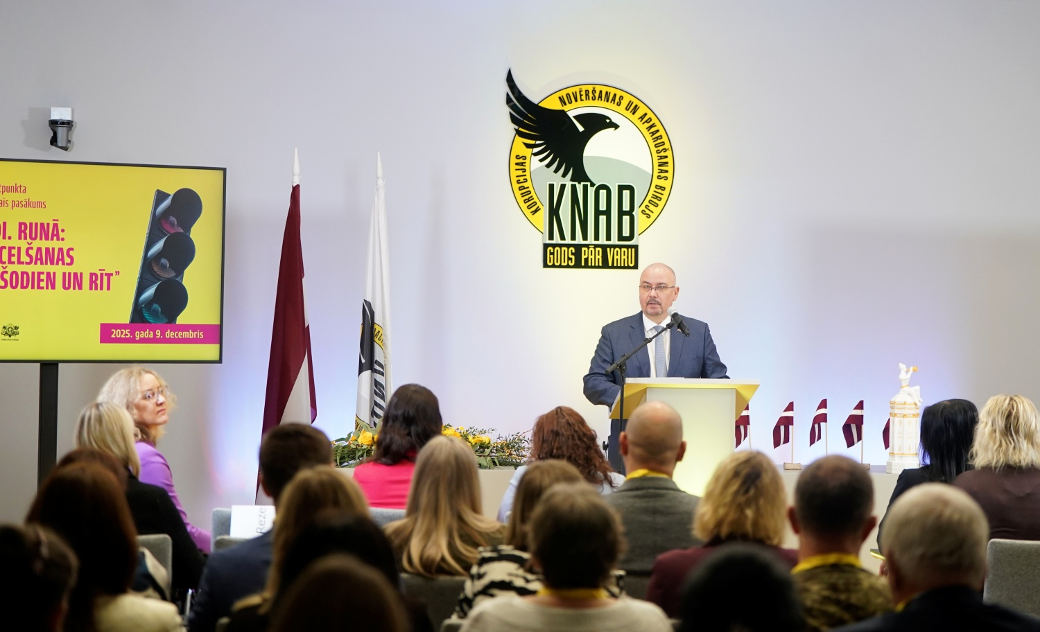 Attēlā redzama daļa no KNAB Konferenču zāles. 