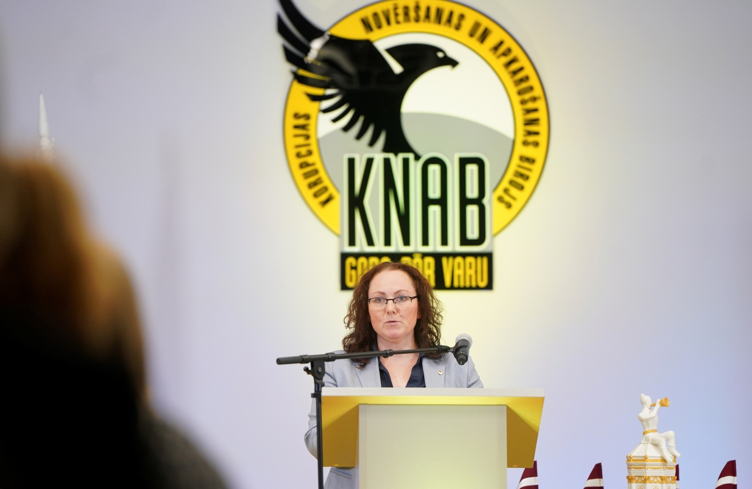 Attēlā redzama KNAB pārstāve Karīna Poļanska