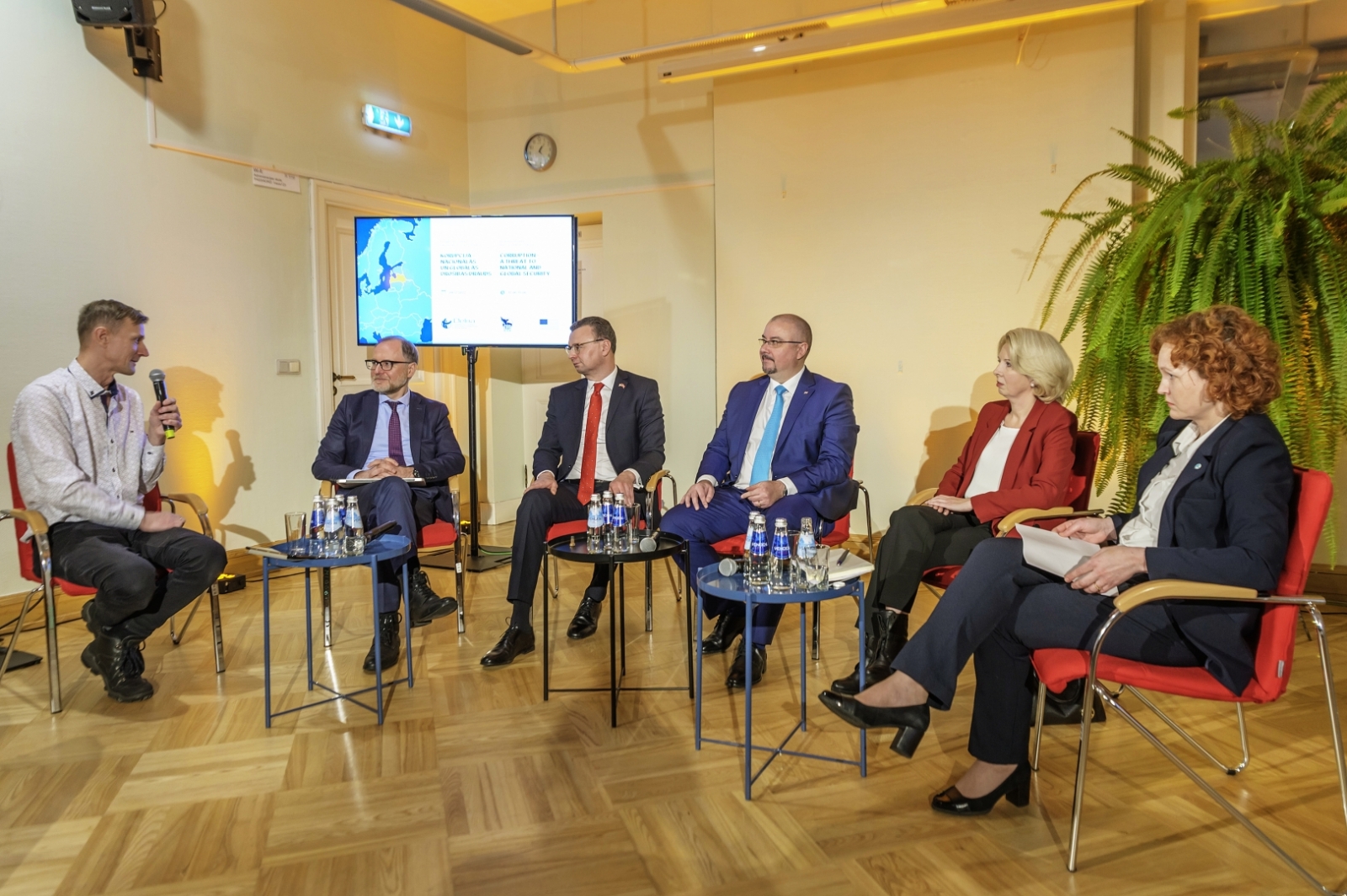 Latvijas Radio 1 žurnālists Aidis Tomsons,     Korupcijas novēršanas un apkarošanas biroja priekšnieks Jēkabs Straume,     Saeimas Nacionālās drošības komisijas priekšsēdētāja Ināra Mūrniece,     “Sabiedrība par atklātību – Delna" direktore Inese Tauriņa,     Iekšlietu ministrijas valsts sekretārs Dimitrijs Trofimovs,     Saeimas Eiropas lietu komisijas priekšsēdētājs prof. Dr. sc. pol. Andris Sprūds.