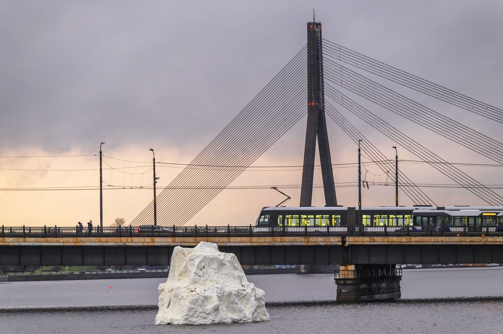 Vides objekts - aisbergs Daugavā