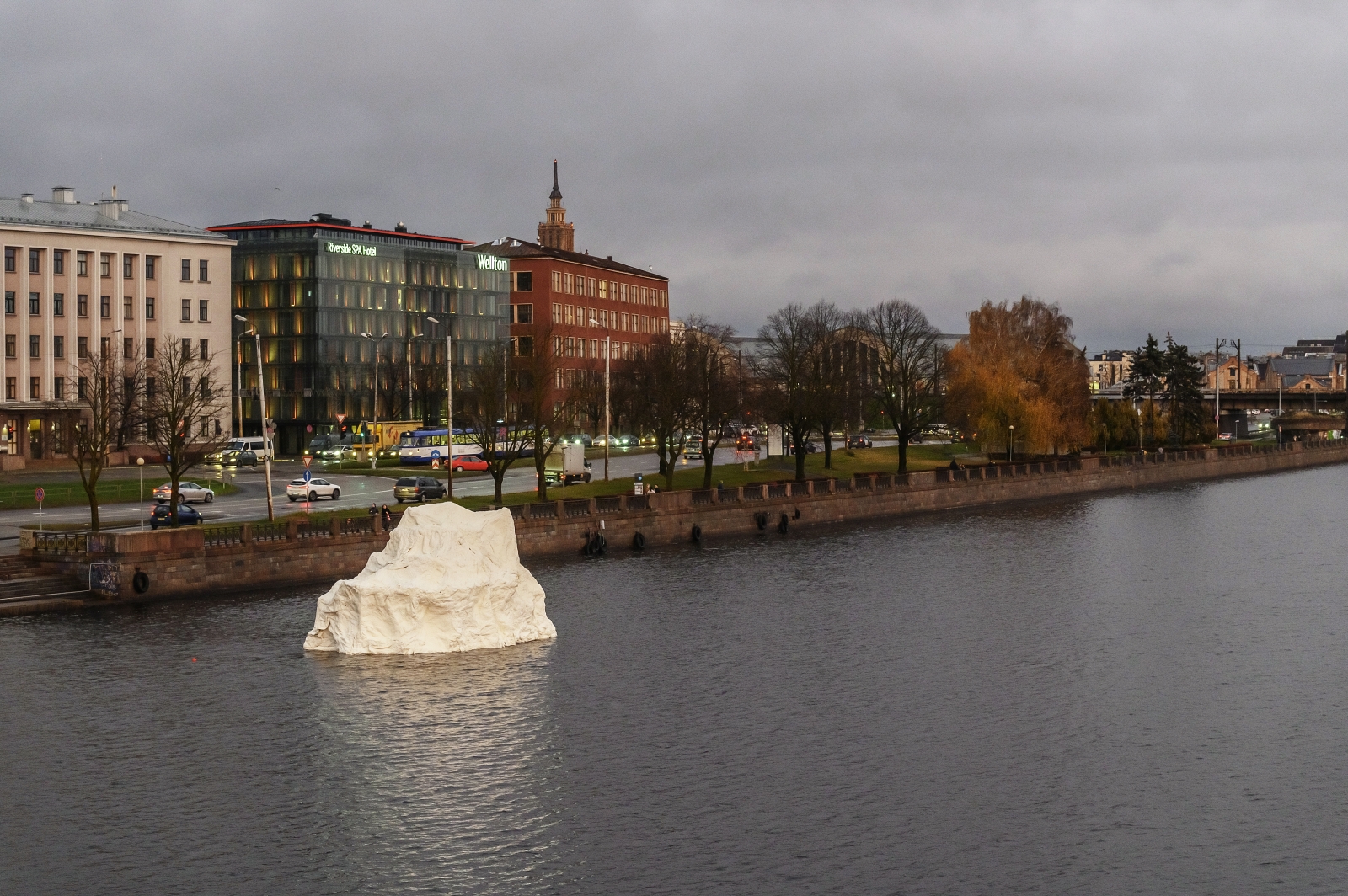 Vides objekts - aisbergs Daugavā