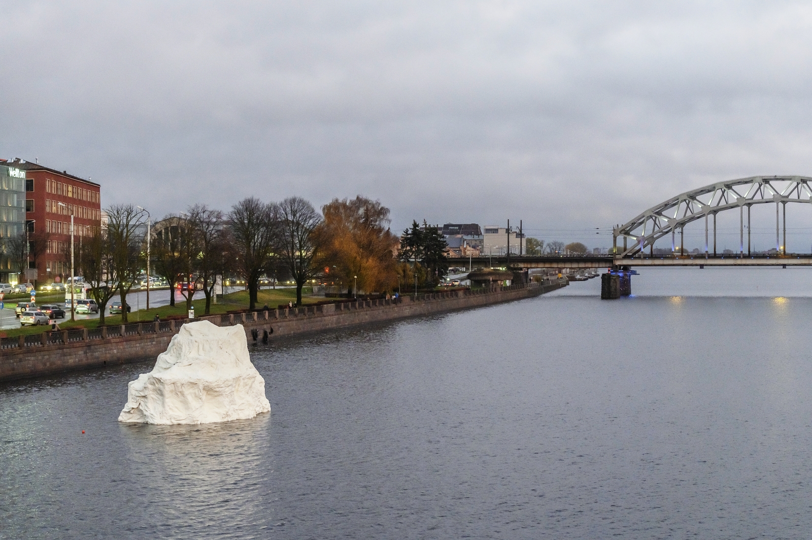 Vides objekts - aisbergs Daugavā