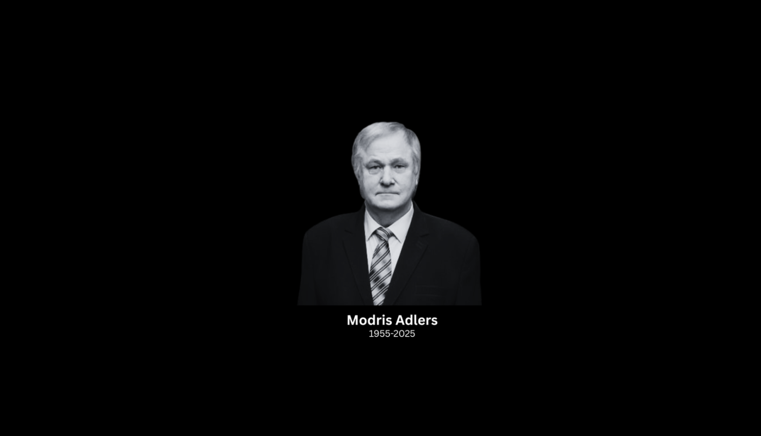 Melnbalta piemiņas bilde: centrā vecāka gada gājuma vīrietis uzvalkā ar kaklasaiti uz melna fona, apakšā teksts “Modris Adlers” un “1955–2025”.