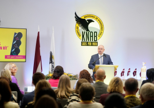 Attēlā redzama daļa no KNAB Konferenču zāles. 