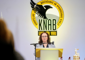 Attēlā redzama KNAB pārstāve Karīna Poļanska
