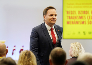 Attēlā redzams Valsts kancelejas direktors Raivis Kronbergs