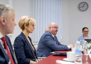 KNAB priekšnieks ar komandu - divām sievietēm un diviem vīriešiem - sēž pie galda.