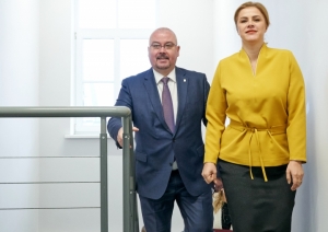 KNAB priekšnieks un Ministru prezidente Evika Siliņa kāpj pa trepēm.