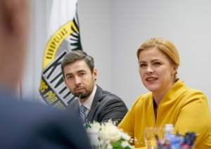 Ministru prezidente Evika Siliņa ar kolēģi.