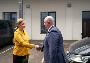 KNAB priekšnieks Jēkabs Straume sarokojas ar Ministru prezidenti Eviku Siliņu.