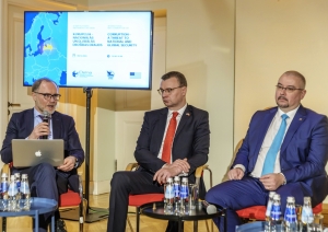 Saeimas Eiropas lietu komisijas priekšsēdētājs prof. Dr. sc. pol. Andris Sprūds, Iekšlietu ministrijas valsts sekretārs Dimitrijs Trofimovs,Korupcijas novēršanas un apkarošanas biroja priekšnieks Jēkabs Straume