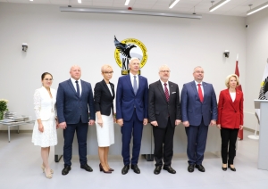 Kopīgs foto. No kreisās: KNAB Pirmās pārvaldes priekšniece Anna Aļošina, KNAB priekšnieka vietnieks operatīvo darbību jomā Jānis Roze, KNAB priekšnieka vietniece izmeklēšanas darbību jautājumos Ineta Cīrule, Ministru prezidents Krišjānis Kariņš, Valsts prezidents Egils Levits, KNAB priekšnieks Jēkabs Straume, Saeimas priekšsēdētāja Ināra Mūrniece.