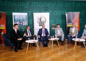 Diskusija, no kreisās ētera personība Magnuss Eriņš, Latvijas Universitātes Biznesa, vadības un ekonomikas fakultātes dekāns prof. Gundars Bērziņš, Korupcijas novēršanas un apkarošanas biroja priekšnieks Jēkabs Straume, Konkurences padomes priekšsēdētāja vietnieks Jānis Račko, Latvijas Tirdzniecības un rūpniecības kameras valdes priekšsēdētājs Jānis Endziņš, Finanšu nozares asociācijas valdes loceklis Jānis Brazovskis.
