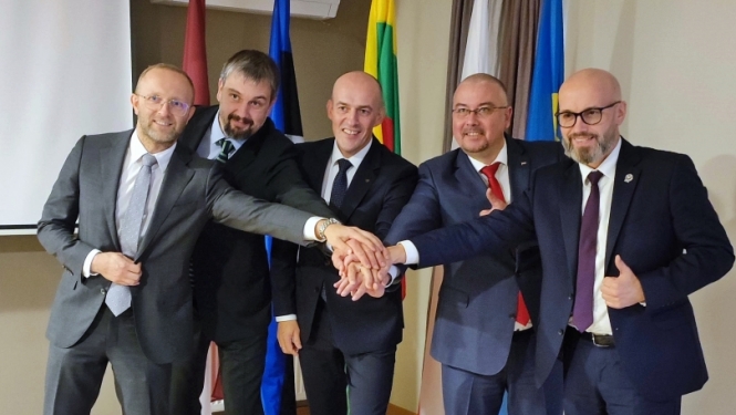Pieci vīrieši: Latvijas Korupcijas novēršanas un apkarošanas biroja, Lietuvas Īpašā izmeklēšanas dienesta, Igaunijas Iekšējās drošības dienesta, Igaunijas Policijas un robežsardzes pārvaldes un Polijas Pretkorupcijas dienesta vadītāji