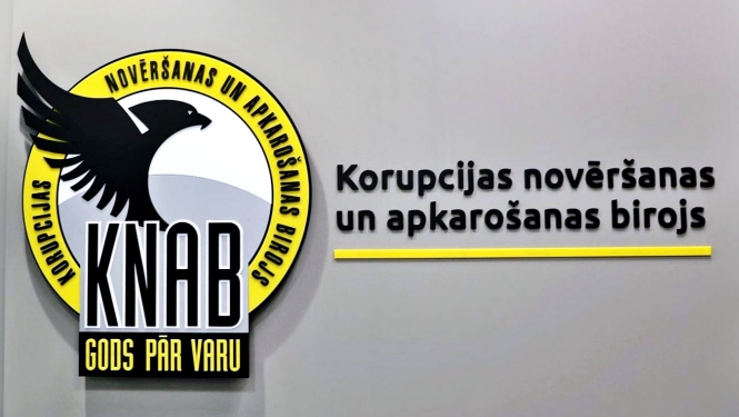 KNAB logo: dzeltens aplis, vidū melns ērglis, zem kura kājām melna abreviatūra "KNAB" un dzelteniem burtiem KNAB devīze "Gods pār varu". Pa labi no logo melniem burtriem "Korupcijas novēršanas un apkarošanas birojs", zem tiem - dzeltena svītra