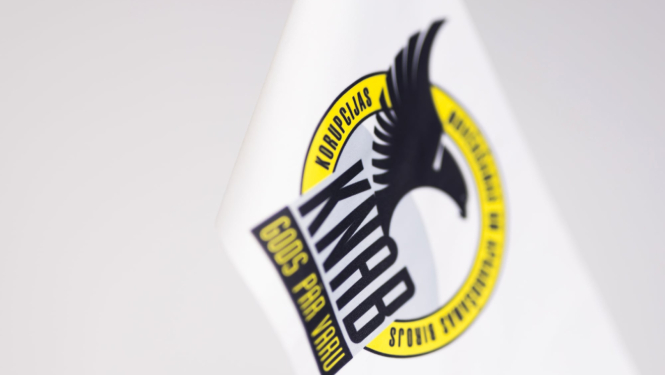 Attēlā redzams KNAB logo