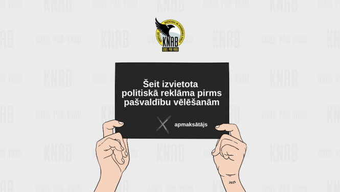 Attēla augšdaļas centrā redzams KNAB logo, zem tā plakāts, uz kura uzrakstīs "Šeit izvietota politiskā reklāma pirms pašvaldību vēlēšanām".