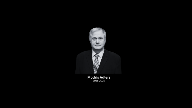 Melnbalta piemiņas bilde: centrā vecāka gada gājuma vīrietis uzvalkā ar kaklasaiti uz melna fona, apakšā teksts “Modris Adlers” un “1955–2025”.