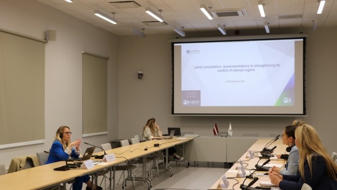 Attēlā redzamas OECD ekspertes un KNAB amatpersonas