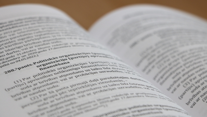 Attēlā redzams grāmatas atvērums daļā par Krimināllikuma pantu, kas attiecas uz atbildību par nelikumīgu politisko organizāciju finansēšanu
