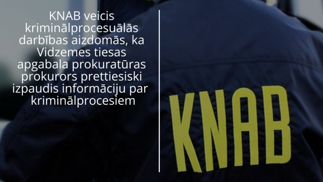 Persona ar muguru, kura ģērbusies tumšā jakā, uz kuras ar lieliem dzelteniem burtiem izšūts "KNAB". Pa lab teksts, ka KNAB veicis kriminālprocesuālās darbības aizdomās par prokurora priettisiski izpaustām ziņām