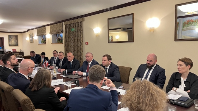 Baltijas valstu un Polijas pretkorupcijas iestāžu pārstāvji diskutē pie galda