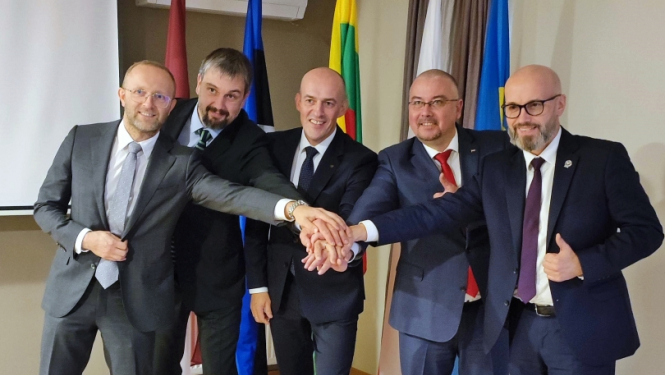 Pieci vīrieši: Latvijas Korupcijas novēršanas un apkarošanas biroja, Lietuvas Īpašā izmeklēšanas dienesta, Igaunijas Iekšējās drošības dienesta, Igaunijas Policijas un robežsardzes pārvaldes un Polijas Pretkorupcijas dienesta vadītāji