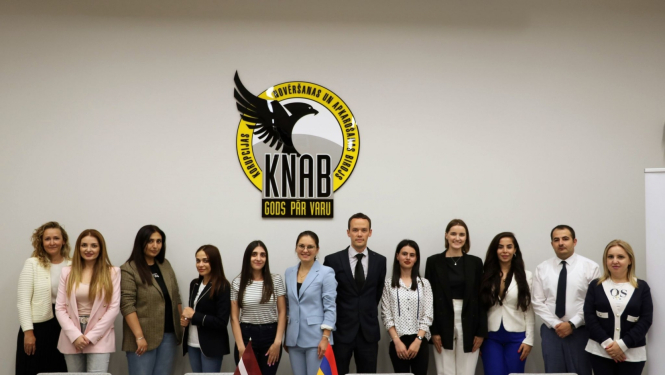 Attēlā redzami KNAB, Tieslietu ministrijas un Armēnijas Tieslietu ministrijas pārstāvjus