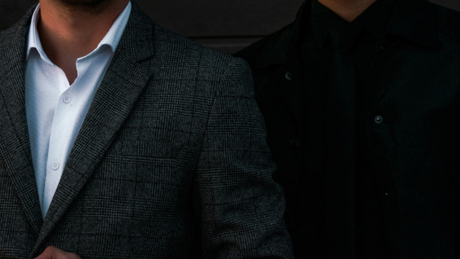 Attēlā redzami divi vīrieši