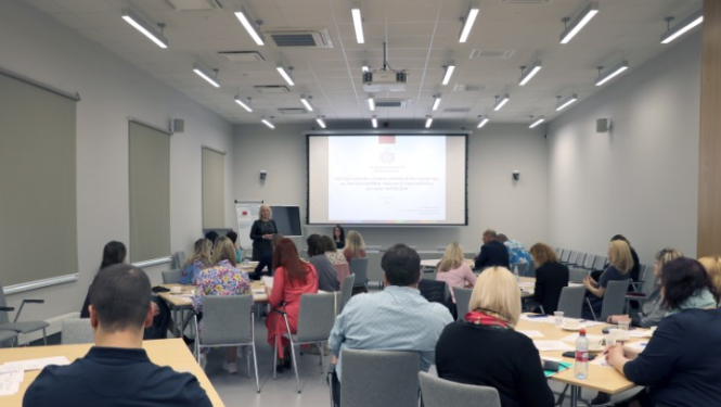 Attēlā redzami valsts un pašvaldību institūciju pārstāvji, kas piedalās KNAB programmas “Tālākizglītotāju pretkorupcijas jautājumos sagatavošana” (Train the trainer) mācībās 