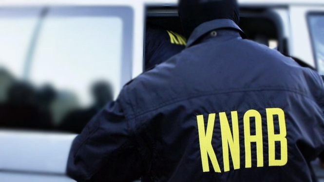 Attēlā redzams KNAB darbinieks