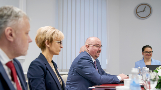 KNAB priekšnieks ar komandu - divām sievietēm un diviem vīriešiem - sēž pie galda.