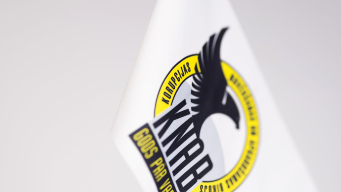 Attēlā redzams KNAB logo