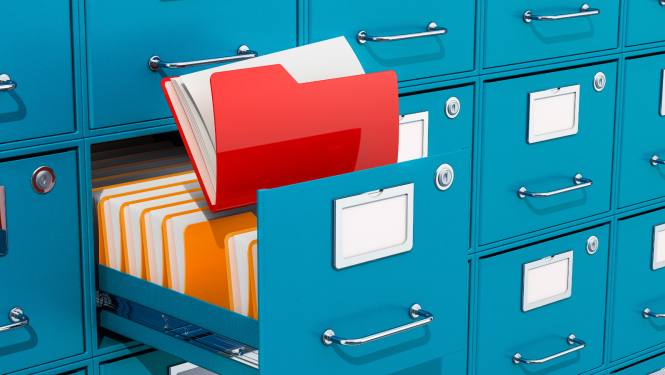 Atvērta zilas kartotēkas atvilktne ar sakārtotām mapēm; priekšplānā izcelta sarkana mape starp oranžām mapēm