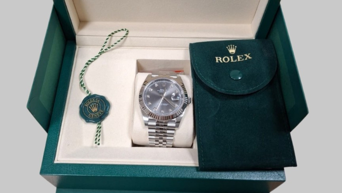 Attēlā redzams rokas pulkstenis