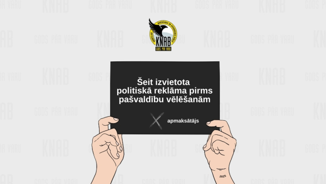 Attēla augšdaļas centrā redzams KNAB logo, zem tā plakāts, uz kura uzrakstīs "Šeit izvietota politiskā reklāma pirms pašvaldību vēlēšanām".