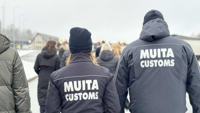 Attēlā redzamas KNAB un VID muitas amatpersonas no mugurpuses