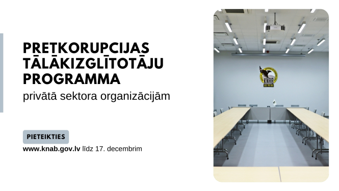 Attēla kreisajā pusē redzams nosaukums "Pretkorupcijas tālākizglītotāju programma", bet labajā fotogrāfij ar KNAB Konferenču zāles kopskatu. Savukārt attēla apakšējā daļā redzams teksts "Pieteikties www.knab.gov.lv līdz 17. decembrim".