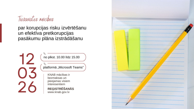 Attēlā redzama informācija par tiešsaistes mācībām korupcijas risku izvērtēšanā un efektīva pretkorupcijas pasākumu plāna izstrādē. Norādīts datums 12.03.26, laiks no plkst. 10.00 līdz 15.00, norise platformā “Microsoft Teams”. Mācības ir bezmaksas un pieejamas visiem interesentiem, reģistrācija www.knab.gov.lv . Attēla labajā pusē redzama klade ar līnijām, divi līmlapiņu bloki un dzeltens zīmulis.