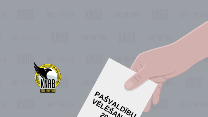 Attēlā redzama roka, kas kastē liek lapu, uz kuras uzraksts "PAŠVALDĪBU VĒLĒŠANAS 2025"