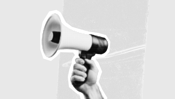 Melnbalts, punktēts grafiska stila attēls ar roku, kas tur megafonu pie gaišas sienas.