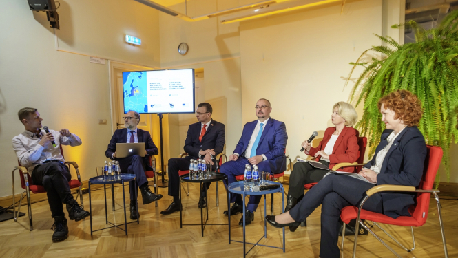 Fotogrāfija no paneļdiskusijas. No kreisās: Latvijas Radio 1 žurnālists Aidis Tomsons, Saeimas Eiropas lietu komisijas priekšsēdētājs Andris Sprūds, Iekšlietu ministrijas valsts sekretārs Dimitrijs Trofimovs, Korupcijas novēršanas un apkarošanas biroja priekšnieks Jēkabs Straume, Saeimas Nacionālās drošības komisijas priekšsēdētāja Ināra Mūrniece un “Sabiedrības par atklātību – Delna” direktore Inese Tauriņa.