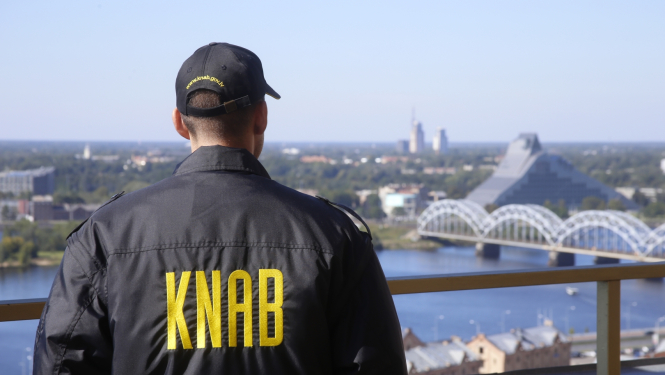 Vīrietis ar KNAB jaku