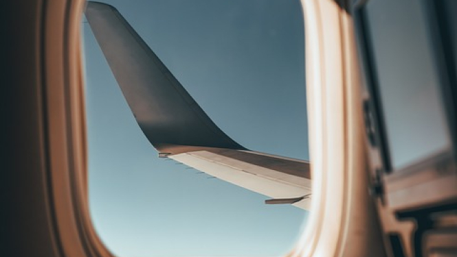 Attēlā redzams lidmašīnas spārns