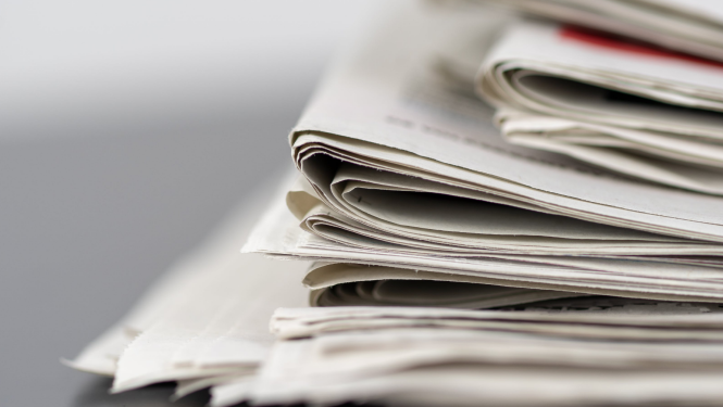 Vairākas kaudzē noliktas avīzes