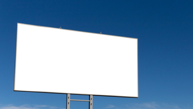 Attēlā redzams tukšs reklāmas stends