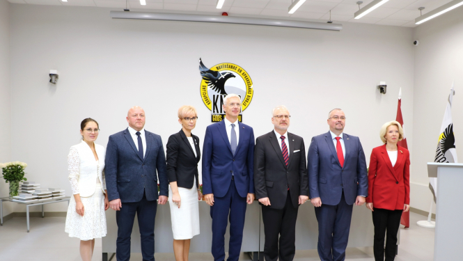 Kopīgs foto. No kreisās: KNAB Pirmās pārvaldes priekšniece Anna Aļošina, KNAB priekšnieka vietnieks operatīvo darbību jomā Jānis Roze, KNAB priekšnieka vietniece izmeklēšanas darbību jautājumos Ineta Cīrule, Ministru prezidents Krišjānis Kariņš, Valsts prezidents Egils Levits, KNAB priekšnieks Jēkabs Straume, Saeimas priekšsēdētāja Ināra Mūrniece.